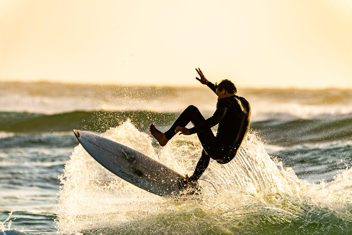 Surfista aproveitando as ondas perfeitas em um dia de sol