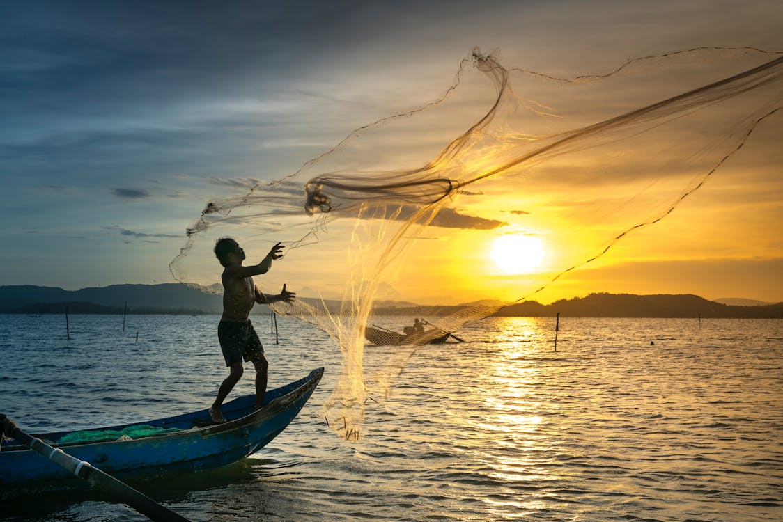 Barcos artesanais de pesca em praia ao amanhecer