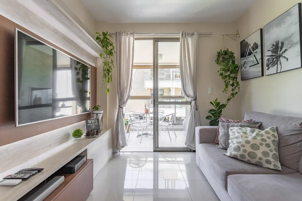 Sala de estar com sofá e decoração tropical