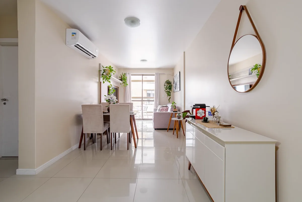 Sala e jantar integrados com acesso para a sacada